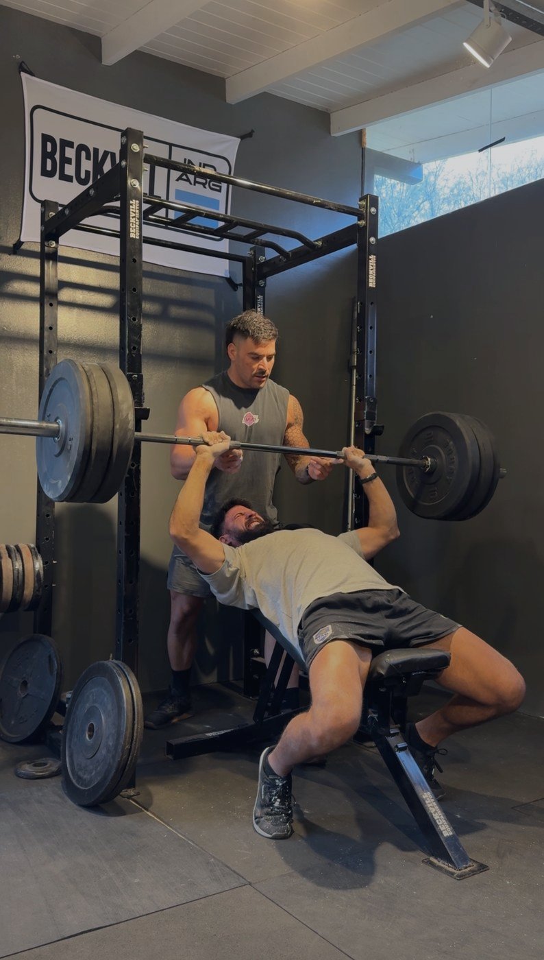 Nicolás Herrada entrenando con un cliente en su studio